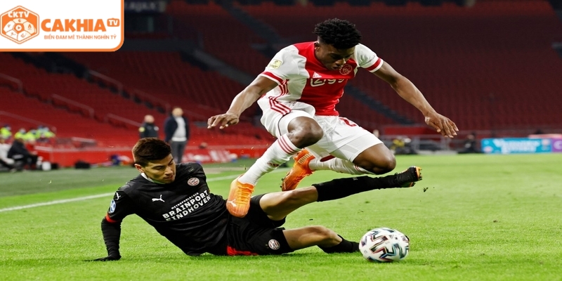 Cầu thủ Ajax thực hiện pha pressing tầm cao trước PSV