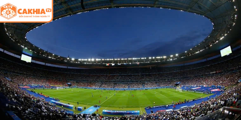 Không khí sân vận động rực lửa khi PSG thi đấu ở Ligue 1